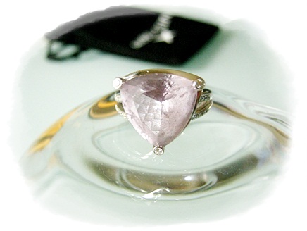 ローズドフランスのモーブッサンのリング、ダイヤモンドも付いていてお気に入りです。