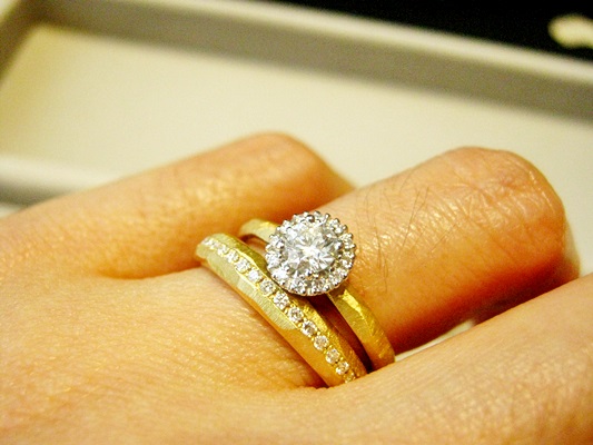 カジュアルに身に着けられる結婚指輪と婚約指輪のデザインです。